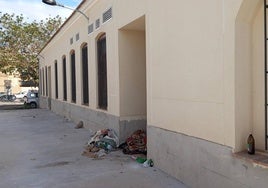 Mantas y otros enseres en una de las puertas de las Escuelas Graduadas, en una foto de diciembre de 2024.