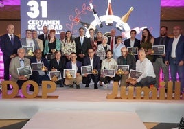 Foto de familia de los ganadores junto a las autoridades.