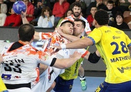 Una de las jugadas del partido en el Palacio de los Deportes.