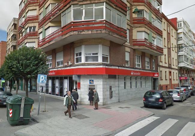 Oficina del Banco Santander en el barrio leonés del Crucero.