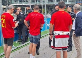 Los agentes se unen a la policía alemana tras detener al ladrón.