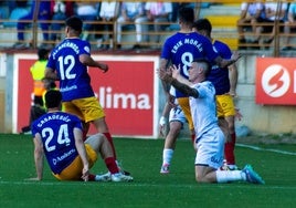 Samanes reclama una falta en el partido ante el Andorra.
