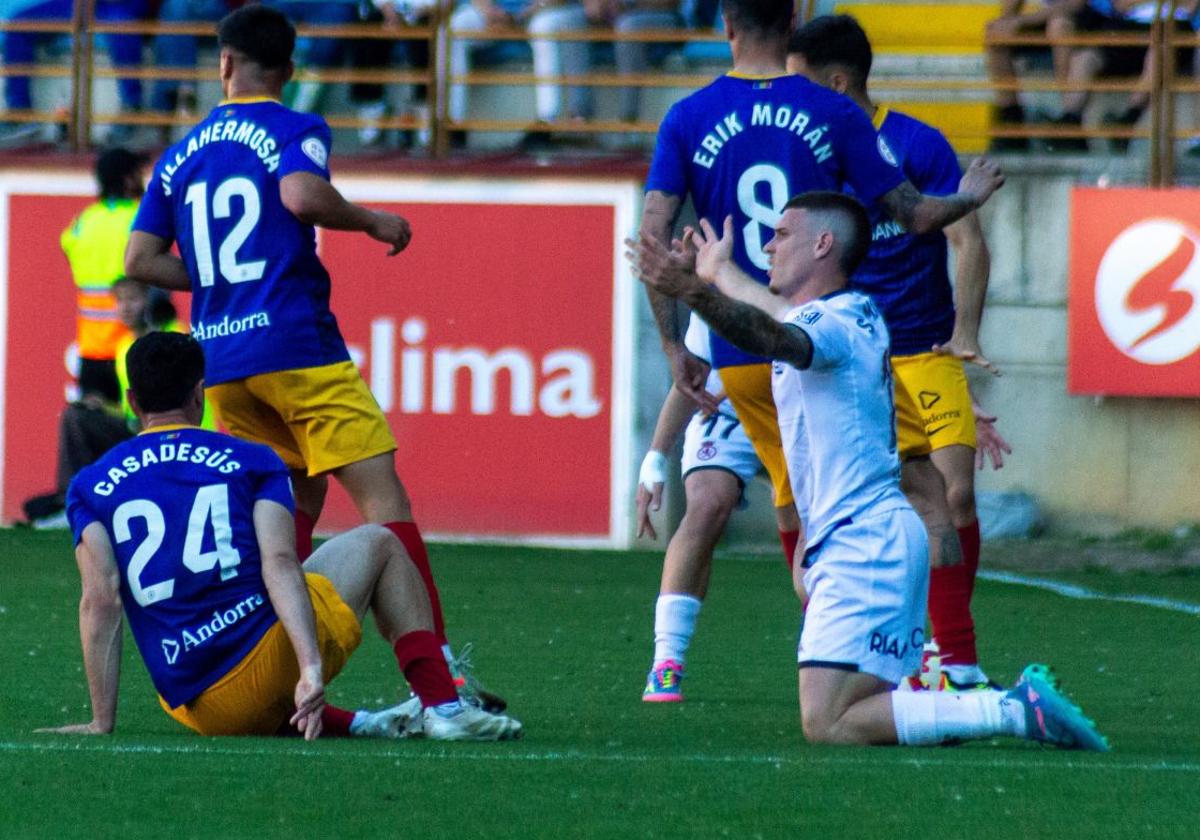 Samanes reclama una falta en el partido ante el Andorra.