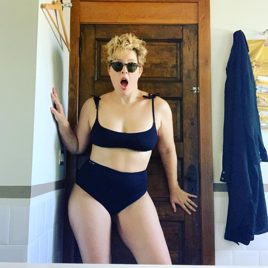 Si tenemos que elegir el posado más sexy del verano de una famosa en bikini, sin duda nos quedamos con ella.  Tania Llasera hace un ejercicio de 'body positive'  y nos reconfirma que la belleza real es la más sexy, que las curvas son sexys y, sobre todo, que ser sexy es una cuestión de actitud y no de tallas. Sí, solo podemos decir sexy, sexy, sexy en esta foto, pero porque ella lo es, en bikini o con lo que quiera ponerse, ¡vaya si lo es!