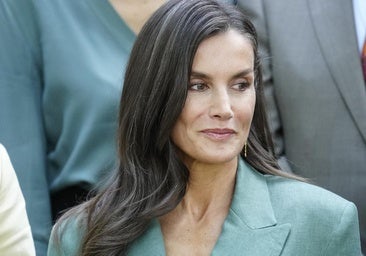 La reina Letizia cambia de silueta: estrena un traje de Mango de lino con los zapatos favoritos de las francesas