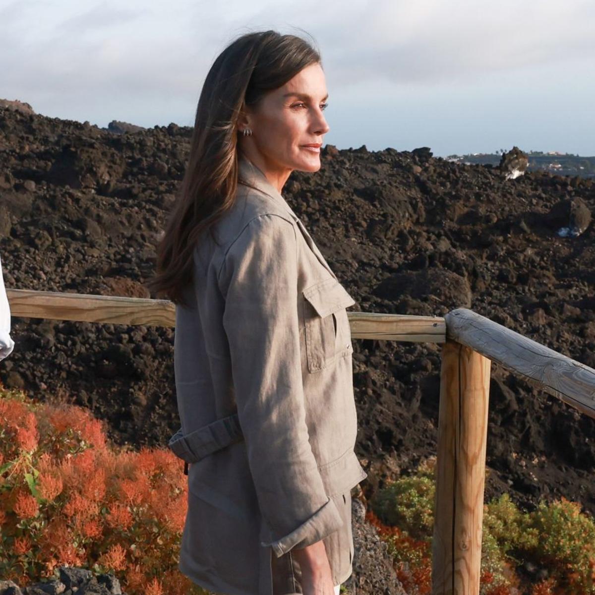 La reina Letizia rescata su chaqueta sahariana favorita en La Palma: de lino y perfecta para las noches de verano