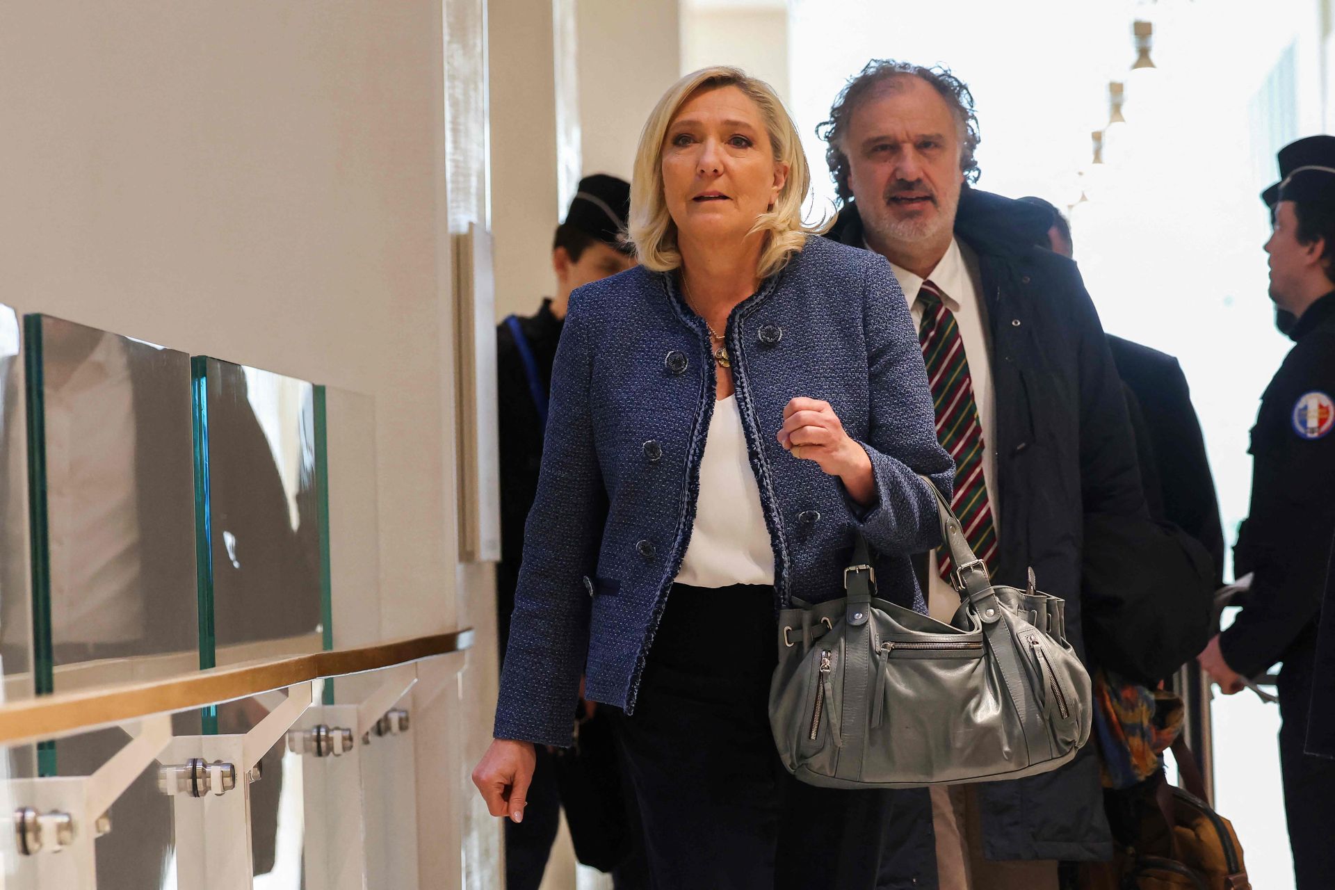Marine Le Pen a su llegada al tribunal de París.