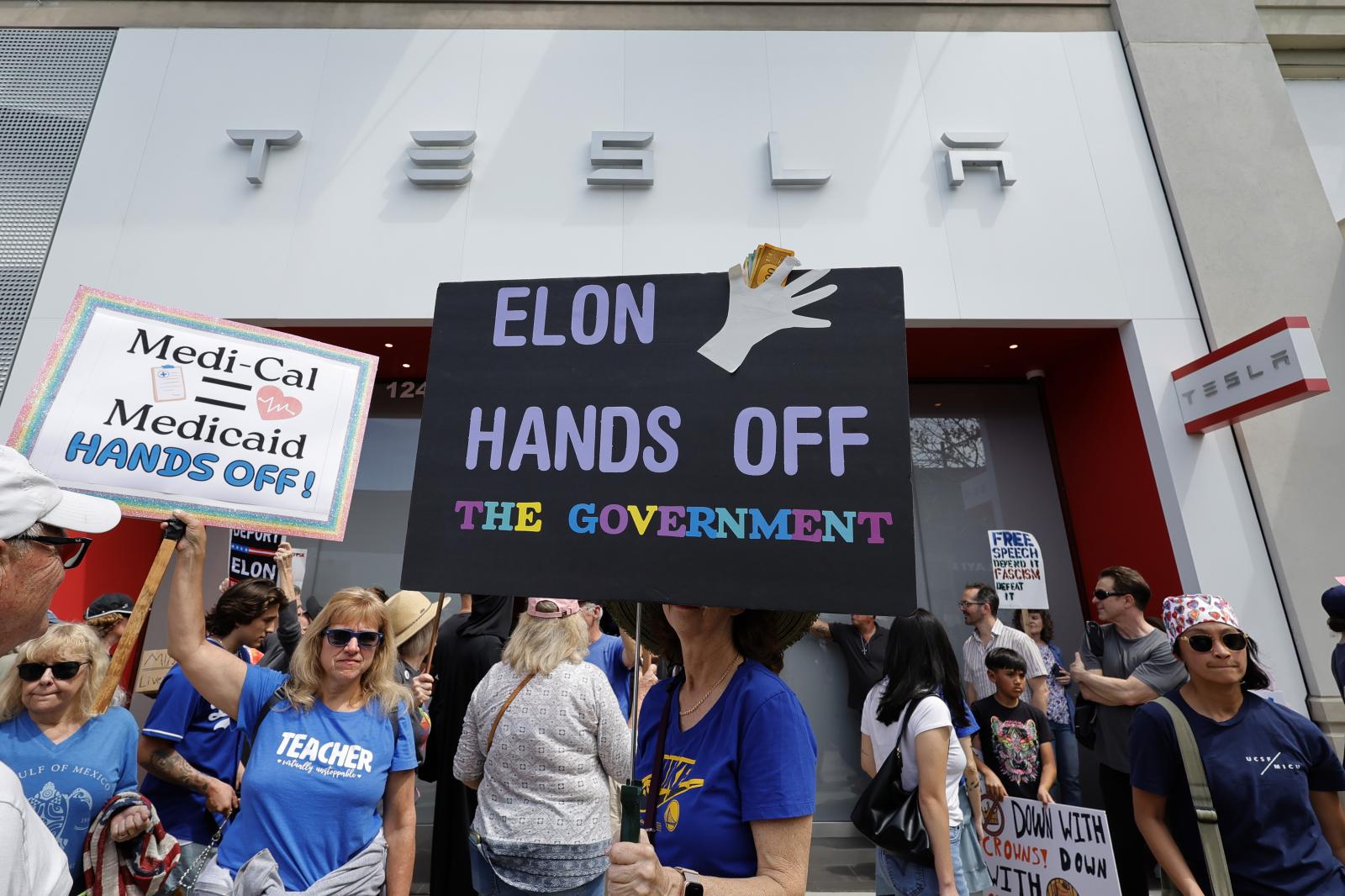 Las manifestaciones contra los recortes de Elon Musk se han convertido en un problema para los republicanos.