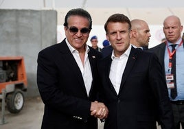 El presidente francés, Emmanuel Macron, saluda al ministro egipcio de Salud, Khaled Abdel Ghaffar, durante su visita a la frontera con Gaza.