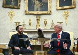 Los presidentes de El Salvador y Estados Unidos, Nayib Bukele y Donald Trump, durante su encuentro en el Despacho Oval.