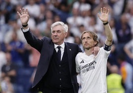 Ancelotti y Modric se despiden del Bernabéu.