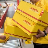 Trabajadores de DHL en un centro logístico de la localidad alemana de Hamburgo.