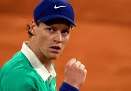 Jannik Sinner, con el esfuerzo en su rostro, tras un lance de la semifinal disputada este viernes en París.