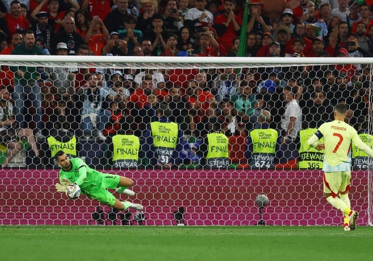 Álvaro Morata falla el penalti decisivo en la tanda ante Portugal.