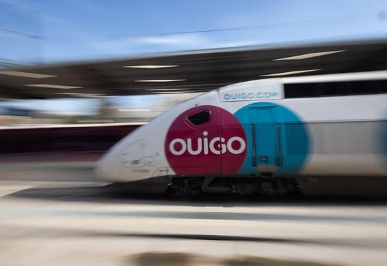 Un tren de Ouigo en la estación de Chamartín-Clara Campoamor.