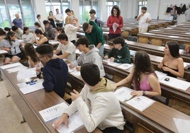 Los estudiantes se examinan para la PAU 2025 en Salamanca.