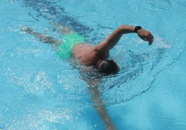 Hombre nadando en las piscinas del complejo deportivo Rosa Colorado
