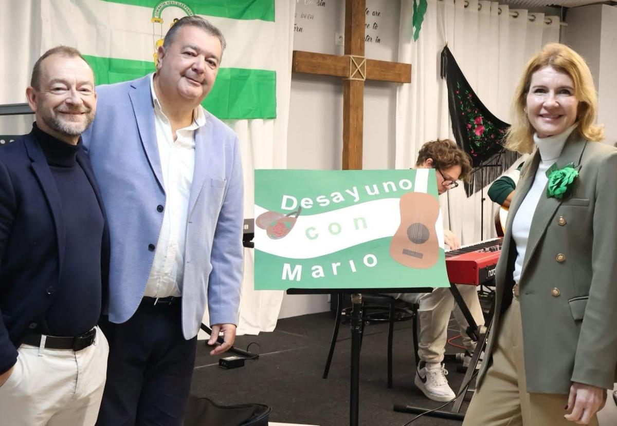 Imagen principal - Top, Pastor Andrew Seale, Mario Bravo and School Director Katie Beltran.